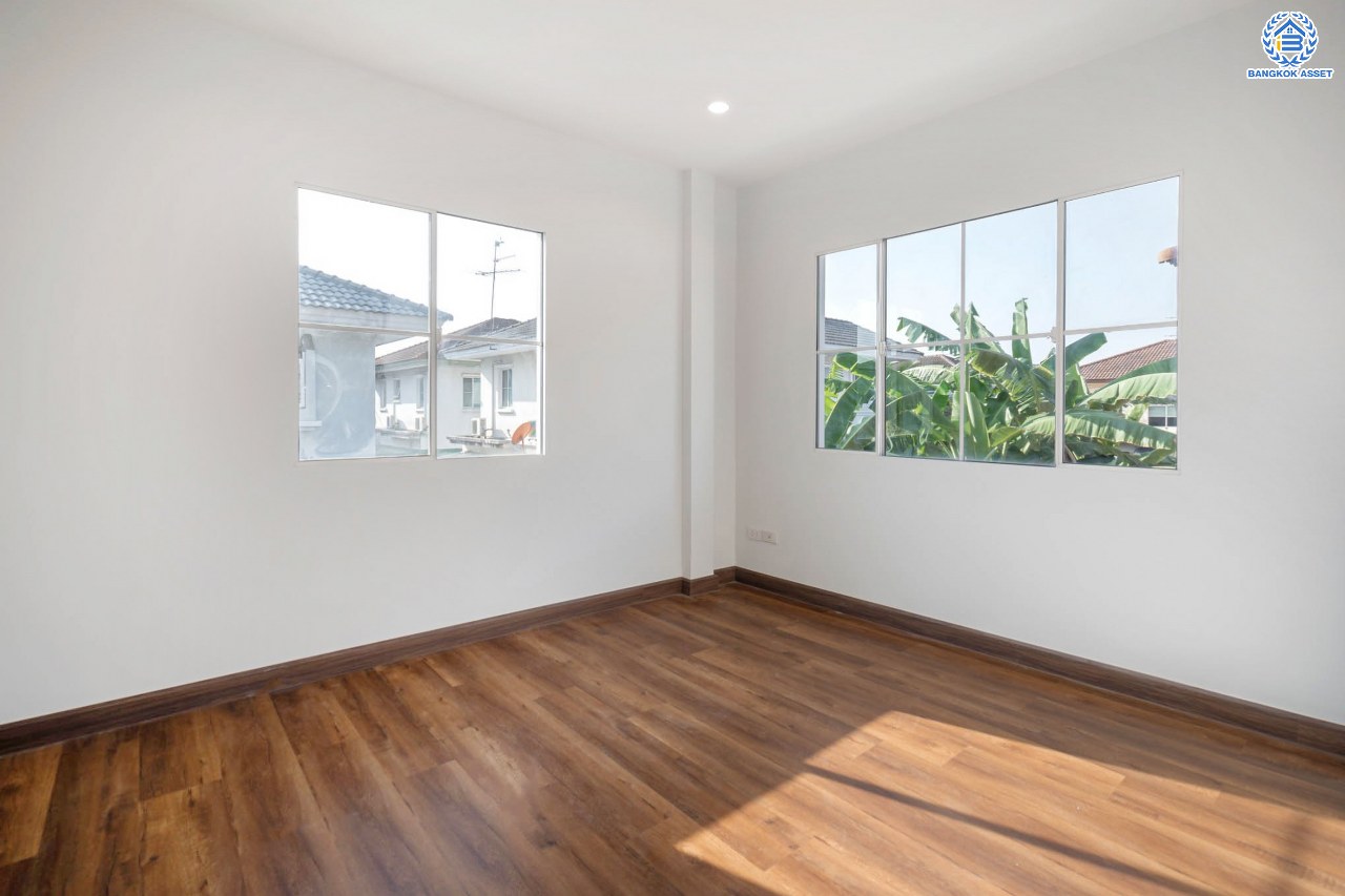 บ้านมือสองตกแต่งใหม่ แบรนด์ LH โครงการ มัณฑนา เพชรเกษม81 หลังมุม กว้างขวาง พร้อมรองรับทุกความสุข บนเนื้อที่ 69.3 ตร.ว. พื้นที่ใช้สอยกว่า 182.5 ตร.ม. พร้อมฟังก์ชัน 3 ห้องนอน 3 ห้องน้ำ จอดรถได้ 1 คัน บนทำเลเชื่อมต่อสู่ ถ.เพชรเกษม, ถ.พุทธมณฑลสาย4 ใกล้เดอะมอลล์ บางแค และม.มหิดล